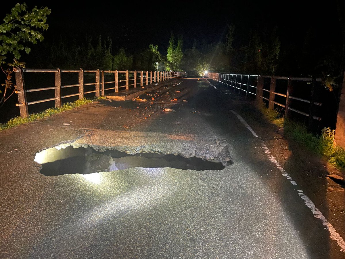 Flash floods have damaged the vital Nawa-Bonigam bridge in the Qazigund area. 'High water currents washed away a portion of the bridge. Vehicle movement has been restricted to prevent any untoward incidents. Police reached the spot after the bridge was damaged.' #Kashmir