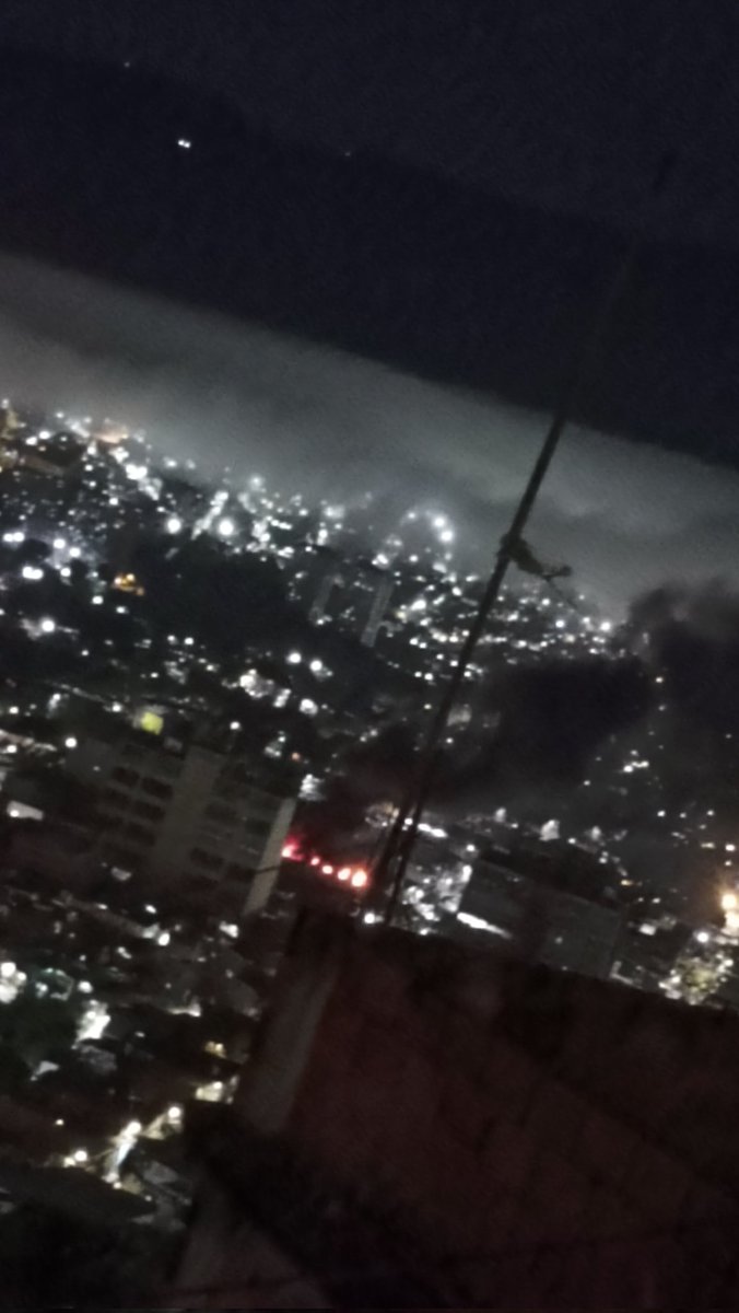 El incendio de la calle peru en Pérez Bonaldez que hace poco han intentado controlar al parecer es una fábrica de zapatos, además a los lados hay talleres de carros y depósitos de materiales industriales.