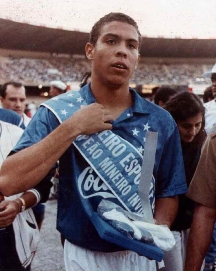 Ronaldo Fenômeno (16-17 anos) com a camisa do @Cruzeiro.

58 Jogos (1993-94).
56 Gols
21 Assistências. 

Nostálgico!