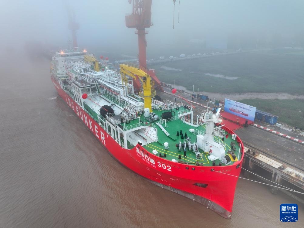 China-made 12,000-m3 #LNG bunkering vessel Haiyang Shiyou 302 was delivered Sunday in E China's Jiangsu. The ship, able to carry enough #NaturalGas for the monthly demand of 480,000 households, can sail in drifting sea ice areas and in both seas and rivers with its foldable mast.