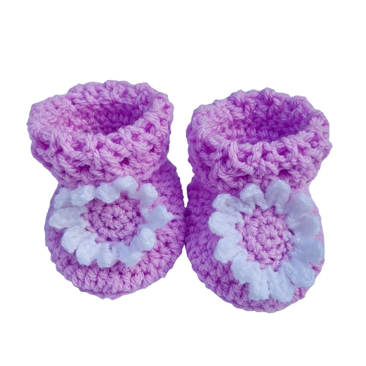 Welcome your newborn with these adorable hand-crocheted lilac baby booties, complete with a white daisy applique. Perfect fit for babies aged 0-3 months. Shop now on #Etsy: knittingtopia.etsy.com/listing/156916… #HandmadeLove #Knittingtopia #babyshowergifts #craftbizparty