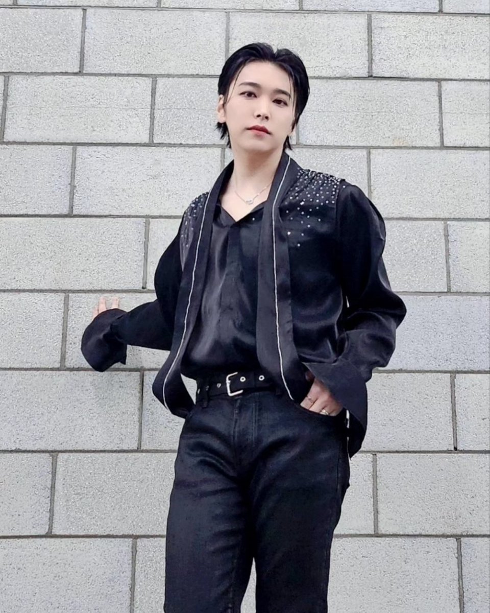 youtu.be/9zAQXKH9760?si…

#성민 표 손가락하트🫰🏻💕
섹시한 오빠로 변신한 성민의 매력적인 무대
같이 만나보시죠 🕺💟