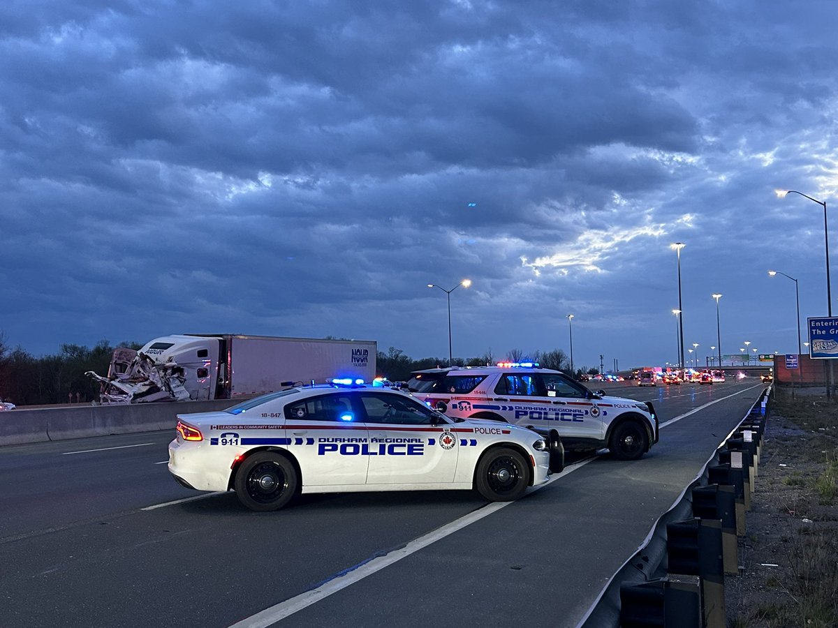 Just spoke with a @DRPS officer who has informed me that 401 Eastbound will be closed for at least DOUBLE DIGIT hours.
401 westbound will be a few hours. I’m here and not going anywhere for a while.