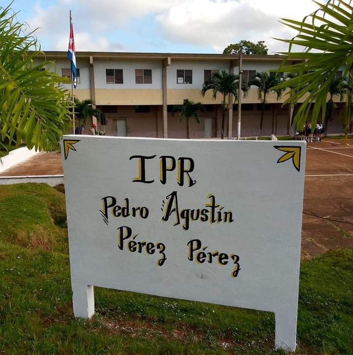 En #Maisi estudiantes del IPR que se honra con el nombre del insigne patriota guantanamero Pedro Agustín Pérez, recuerdan el 180 aniversario de su natalicio.
#CubaViveEnsuHistoria