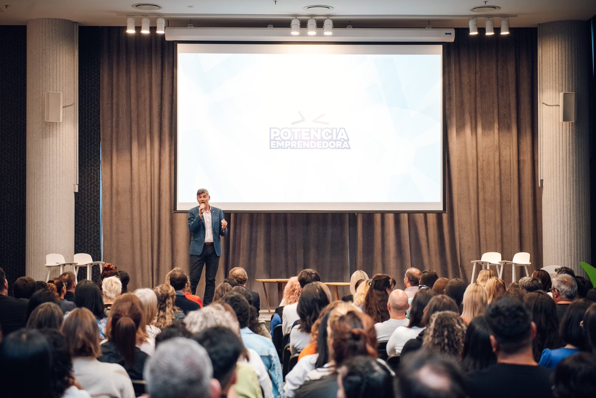 ClubdeECordoba's tweet photo. 🚀¡La #PotenciaEmprendedora de #CórdobaCapital es imparable! Junto a 350 emprendedores, celebramos el Día Mundial del #Emprendimiento. 
✨En este marco, nuestro Intendente el Dr. @PasseriniOk, renovó su compromiso con los emprendedores. Ver🔗 @LAVOZcomar: https://t.co/NvThLn3A5f https://t.co/mdg8YAuYcm