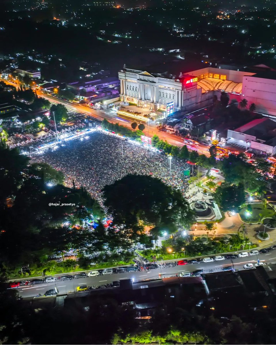 Kemeriahan acara Nobar Piala Asia U-23 antara Indonesia vs Uzbekistan tadi malam di Lap. Denggung, Sleman, Yogyakarta.. Tetap semangat, jangan berhenti berjuang.. Kita yakin, kita bisa menuju Olimpiade Paris 2024.. Indonesia.. Indonesia.. Indonesia..🔥🔥 (Hajar Prasetyo )