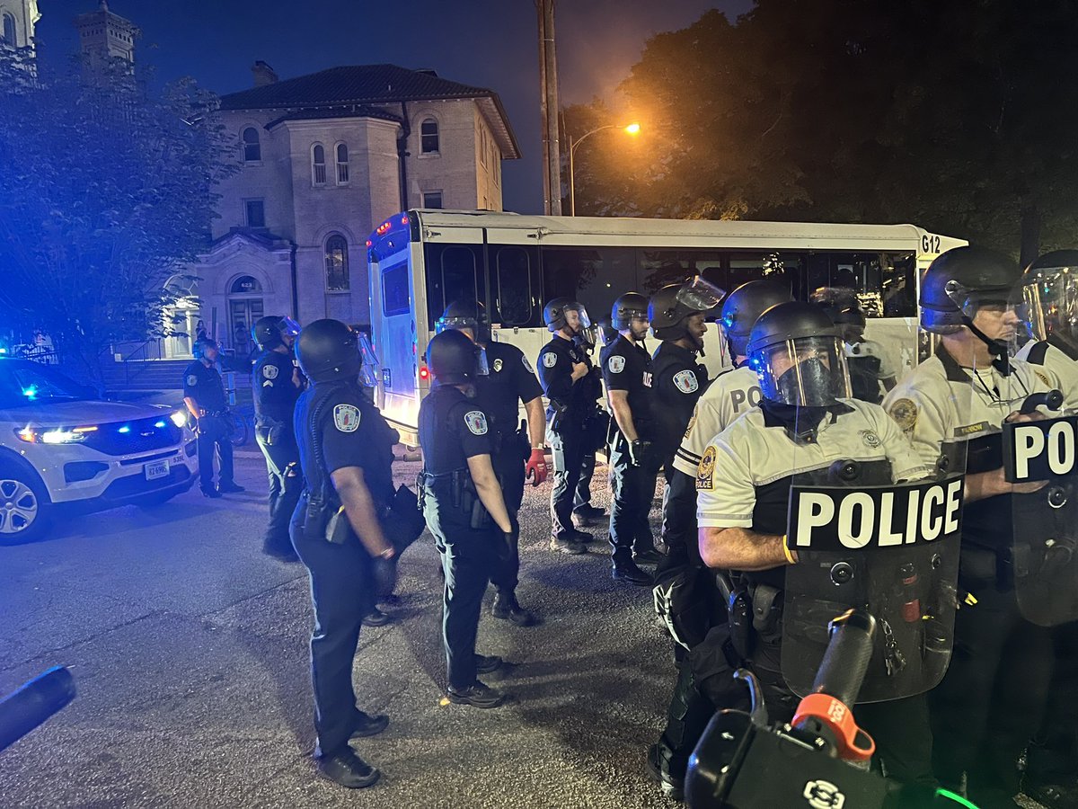 We're live at VCU's James Branch Cabell Library, where hundreds of pro-Palestinian demonstrators have declared a liberated zone. Several dozen VCUPD and RPD officers in riot gear have arrived and announced that anyone who doesn't disperse will be arrested for trespassing. #RVA