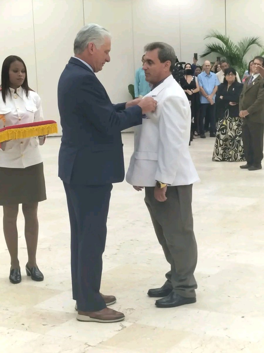 Cubanas y cubanos que han dedicado gran parte de su tiempo y empeño a la Patria fueron reconocidos en el acto de imposición de condecoraciones y títulos honoríficos a trabajadores y colectivos destacados #1roDeMayo #GironVictorioso