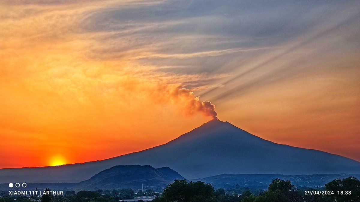 Así el increíble atardecer en #Atlixco, #Puebla. 📷: @arturo_zf