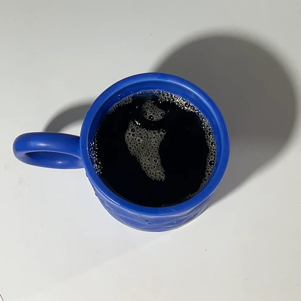 مُنعزل عن العالم
برفقة قهوتي وكتابي!🤍