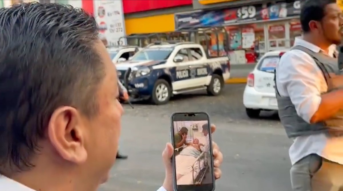 #ALMOMENTO | Uriel Carmona, fiscal de Morelos, presenta una foto del obispo emérito Salvador Rangel en el Hospital General 'Dr. José G. Parres' en Cuernavaca