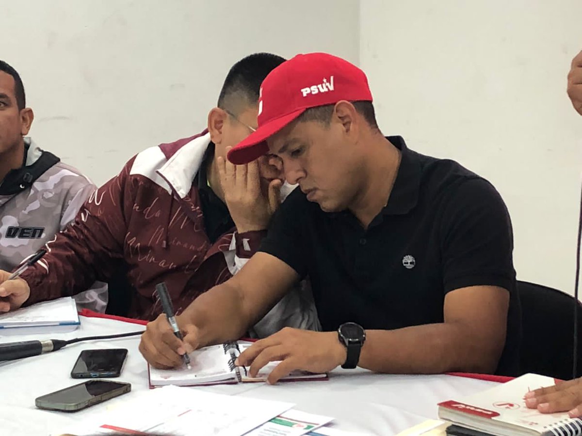 #29Abr @ndelgadoPSUV Este lunes participamos en la reunión ordinaria del Equipo Político Estadal del PSUV Miranda, contamos con la presencia y orientación del nuevo enlace para el estado, @pinfantea, delegado por la Dirección Nacional del PSUV.✌️🇻🇪 #VenezuelaPaísDeEsfuerzoPropio