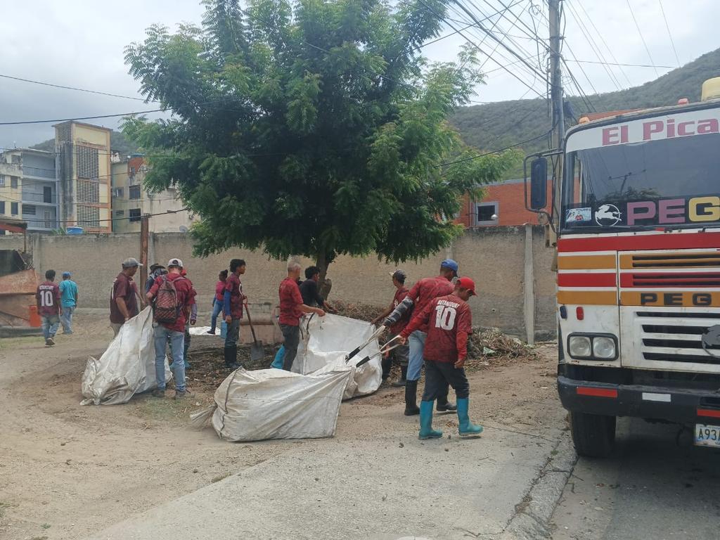 Las cuadrillas de @iamproam continúan con el trabajo de saneamiento preventivo en el canal de la Urb. Rancho Grande, hacia el sector Valle Seco labores preventivas ante la posible temporada de lluvias. Bajo instrucciones del Alcalde @JCbetancourt72 #VenezuelaPaísDeEsfuerzoPropio