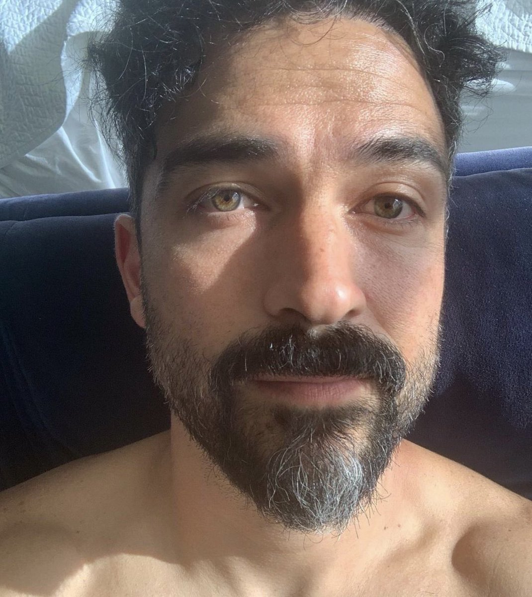 nada acima dos olhos de Alfonso Herrera