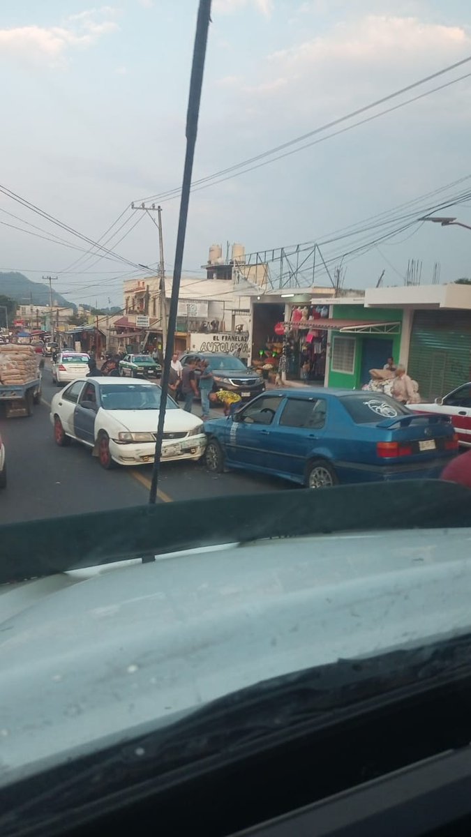 #Precaución por accidente vial entre particulares en #Coacoatzintla, carretera #Banderilla - #Misantla.

Notiwhats