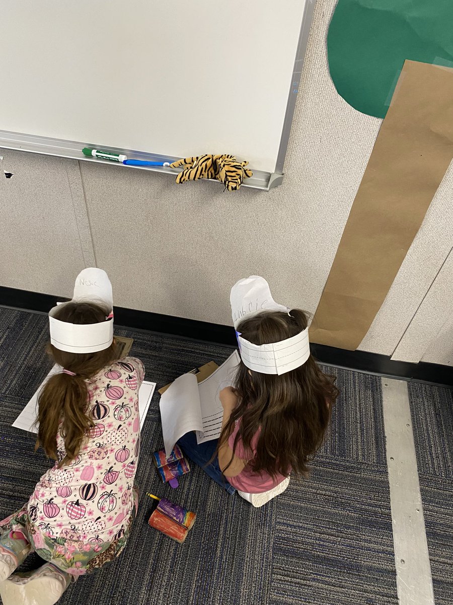 First grade students <a href="/Whittierkck/">Whittier Elementary</a> kicked off their <a href="/Amplify/">Amplify</a> #CKLA unit about Frontier Explorers by traveling all the way to the mobiles to do some exploring of their own! Ss used binoculars and notebooks to check out three different areas. 🗺️🧭