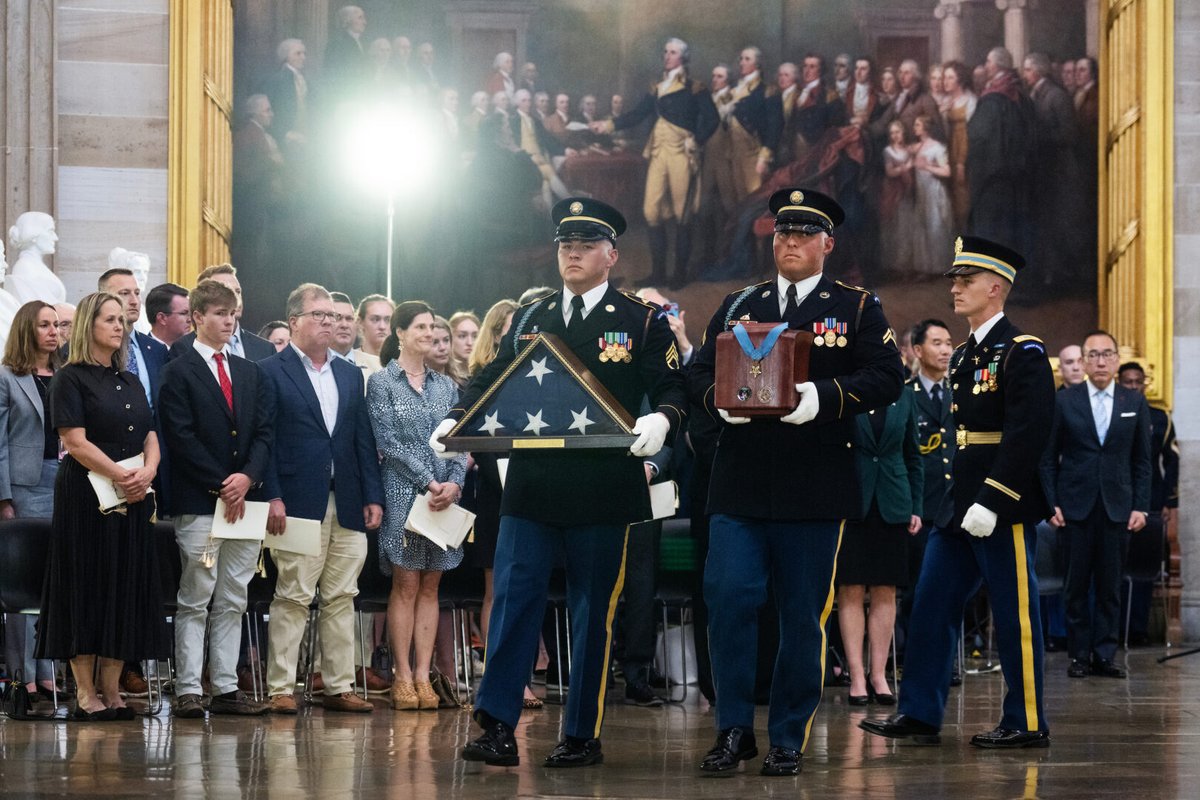 The cremated remains of Army Col. Ralph Puckett, Jr., who died April 8 at the age of 97 and was the last Korean War Medal of Honor recipient to pass away, are carried into the Capitol Rotunda on Monday to lie in honor. @billclarkphotos ow.ly/KVUy50RrfPR