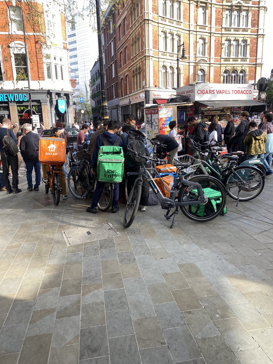 Aynen ya Avrupada kimse eve sipariş kullanmıyor. Bari yalan söylemeyin be. Londra'da 10 dakika geçiren birinin yanından en azından 15 tane kurye geçer. Kimi kandırıyorsunuz böyle.