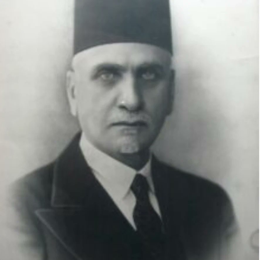 #رجالات_سوريا_الوطنية
هاشم بن خليل الأتاسي (11 كانون الثاني 1873 – 6 كانون الأول 1960)، زعيم الحركة الوطنية وأحد الآباء المؤسسين للدولة السورية الحديثة، ولِد هاشم الأتاسي في مدينة حمص وسط البلاد وهو سليل أسرة سياسية كبيرة من العُلماء والقضاة.