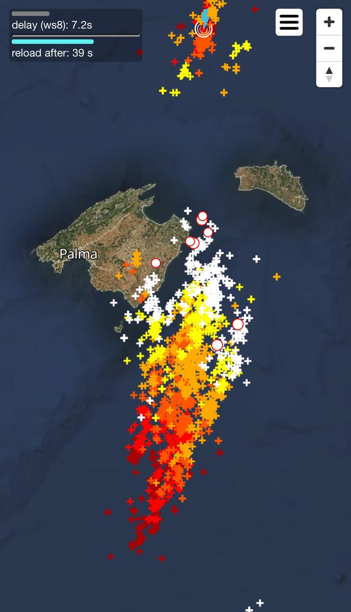 ¿Abril o finales de septiembre? Más de 2500 rayos ha dejado este sistema convectivo al este de #Mallorca.