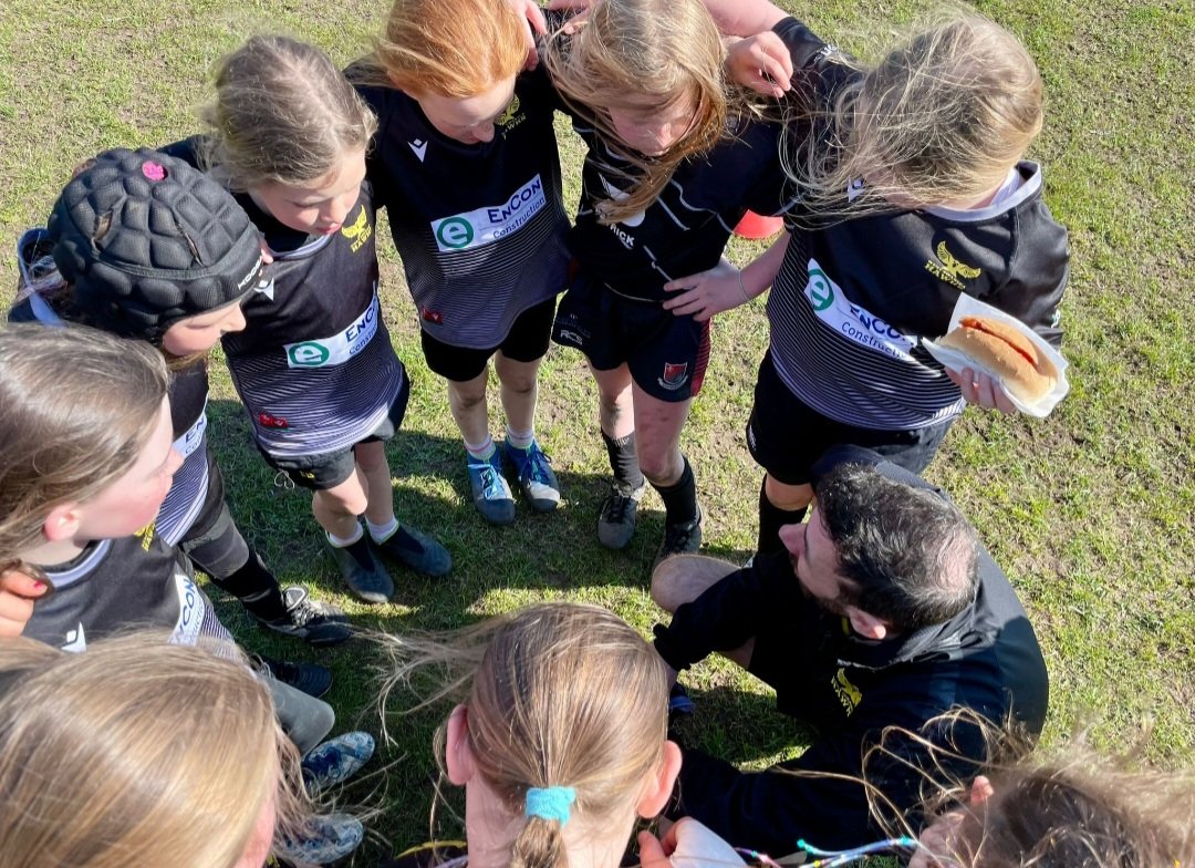 Perfect weather for a day of rugby for WSH U8s & U10s as they took part in Stradey Sospans Minis festival yesterday 🏉🏉 Thanks to @StradeySospans for hosting us 👏👏 #GirlsRugby #HubFestival #BecomeaHawk @sarahjonesyx @A_NewtDTCS @happyeggshaped