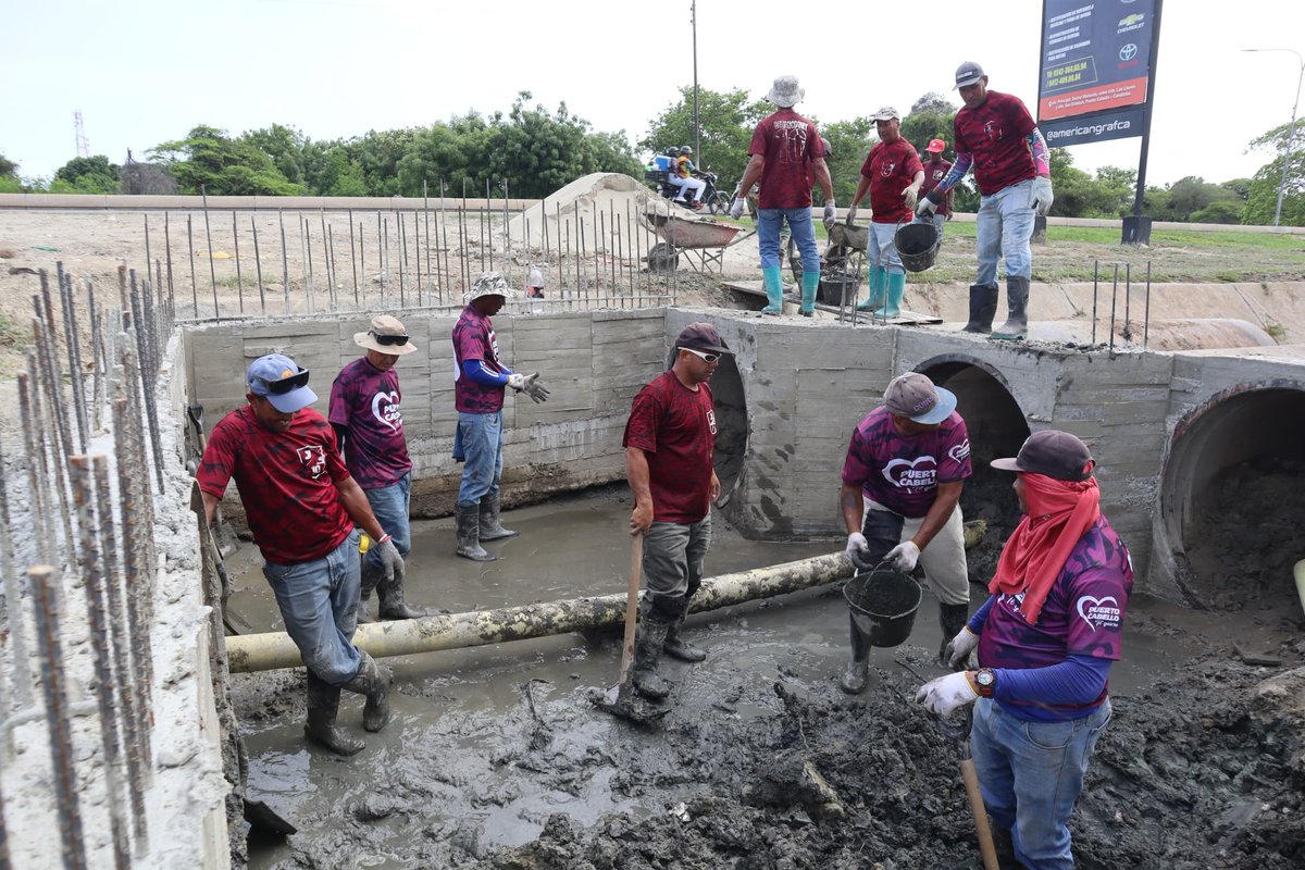 La mañana de este lunes #29Abril se procedió a la remoción de sedimentación, en el canal de la Urb. Cumboto II parroquia Goaigoaza, donde se construye el cajón para empalmar las tuberías de aguas pluviales. Gracias a la gestión @JCbetancourt72 👍💯 #VenezuelaPaisDeEsfuerzoPropio