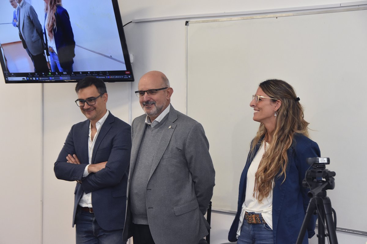 economicas_unlp's tweet photo. Conversatorio: Experiencia de innovación en la enseñanza y el diseño de trabajos prácticos y evaluaciones en "Actuación Profesional Laboral y Previsional" 📕✍️

La actividad se realizó hoy en el Área de Posgrado de nuestra Facultad.

➡️https://t.co/KL6wgo2ysX https://t.co/MClhBLM9gm