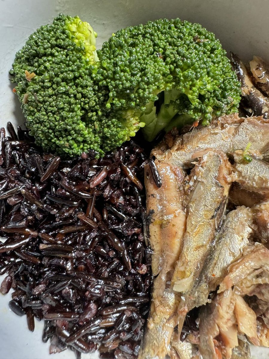 I just tossed wild #sardines into a bowl of wild rice, organic black rice & broccoli & wondered whether the fish was processed by #forcedlabor from #NorthKorea, per this report from the Outlaw Ocean Project's @ian_urbina via the PBS Hour (@pbsnewshour):

pbs.org/newshour/show/…