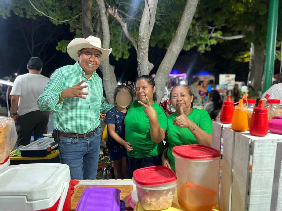 El Ing. Julio Cárdenas Precandidato del Partido Verde a la. Presidencia Municipal de Santa Maria Huatulco, recorrió el circulo de emprendedores, que fue instalado en el parque Rufino Tamayo en Santa Cruz Huatulco.