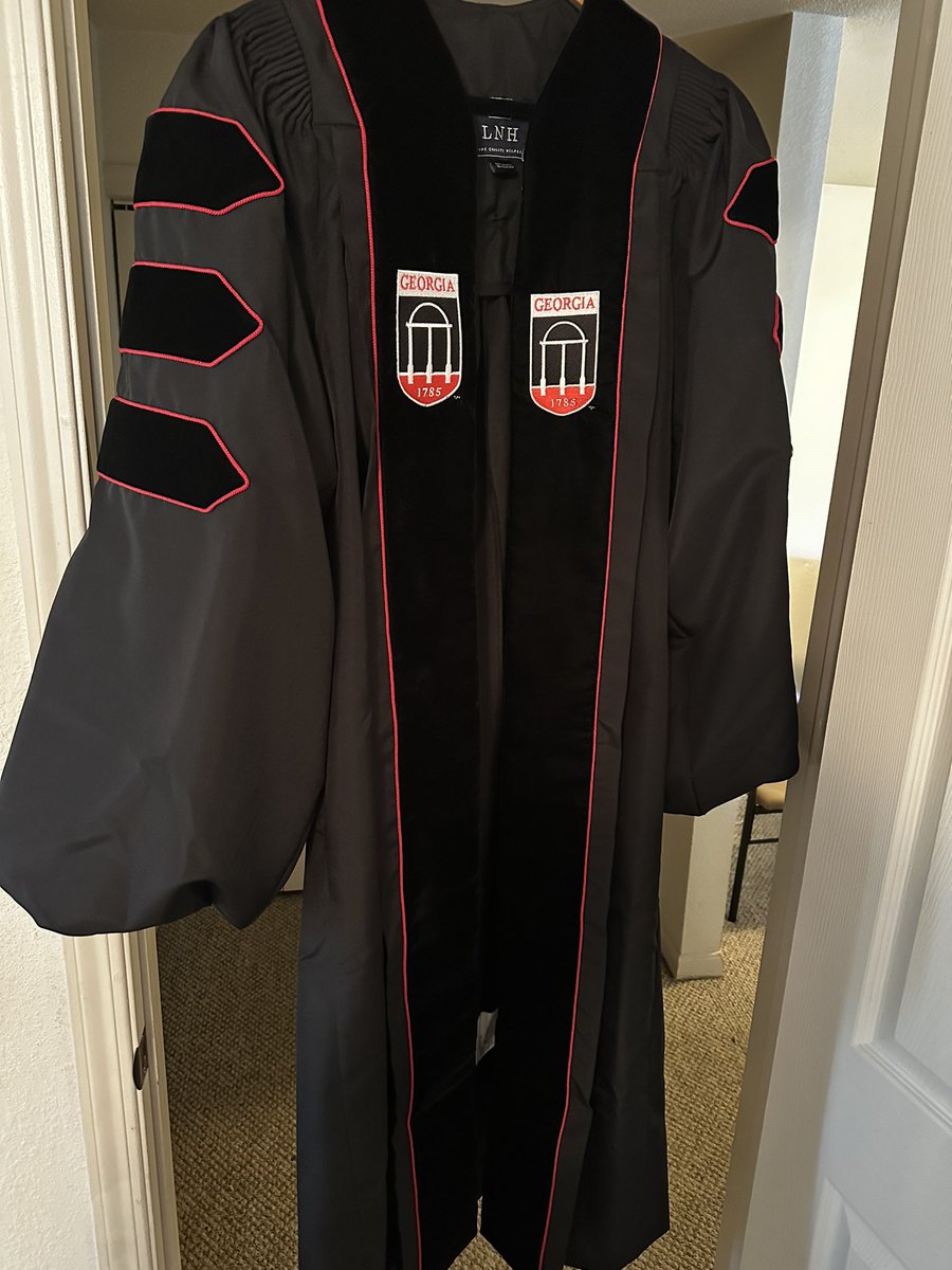 I remember when I first saw the regalia of @DrDQuarles a few years ago, I thought “ohhh. I want that.” 

After some delays (they lost my measurements🤦🏿‍♀️) my regalia FINALLY arrived today.