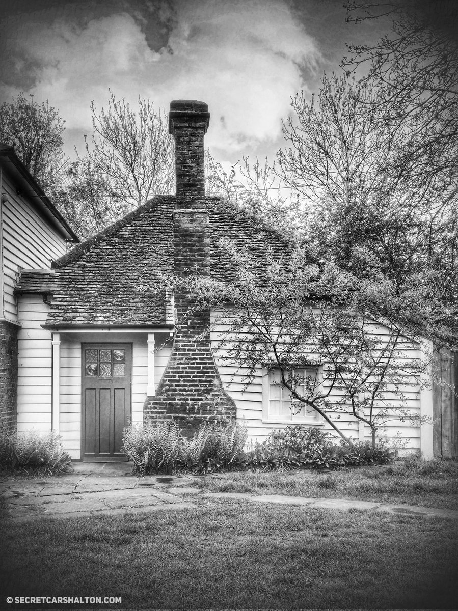 There's lots of pretty little buildings in Morden Hall Park, but perhaps my favourite is this little cottage with a big chimney. It's rather charmingly referred to as ‘The Bothy’ and was used to house the more lowly estate workers. Does anyone else know any more about it?