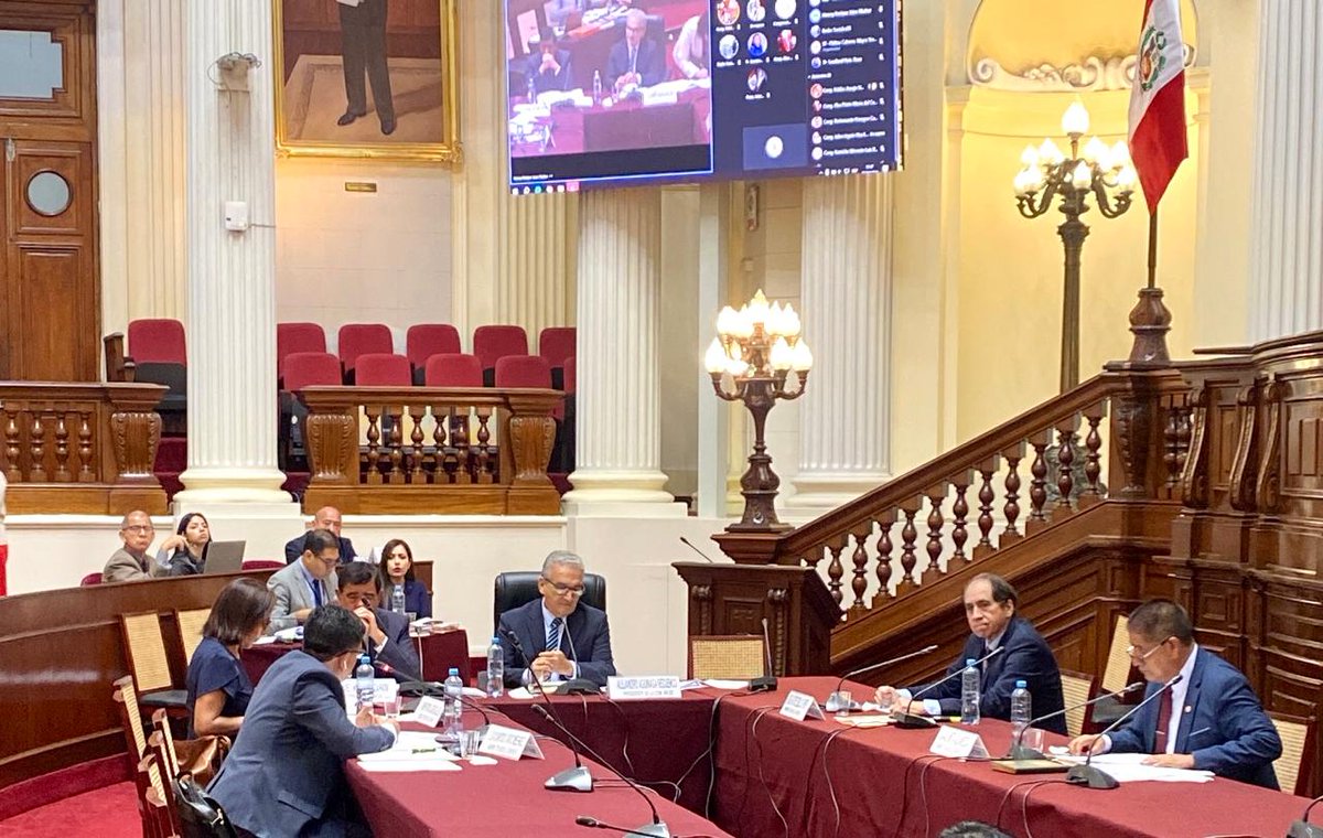 La @ComisionRREE, presidida por el congresista @A_Aguinaga, aprobó por unanimidad el dictamen que fomenta el uso de tecnologías emergentes como inteligencia artificial para mejorar la eficiencia y transparencia de servicios públicos: bit.ly/3UcTmYc