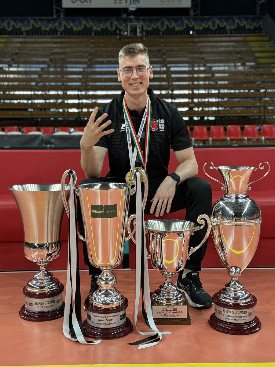 Not bad this 23/24 🇮🇹 season… 🥹🫡

4x 🏆 + Scooby🐾💙

#family #volleyball #endofseason #campioni