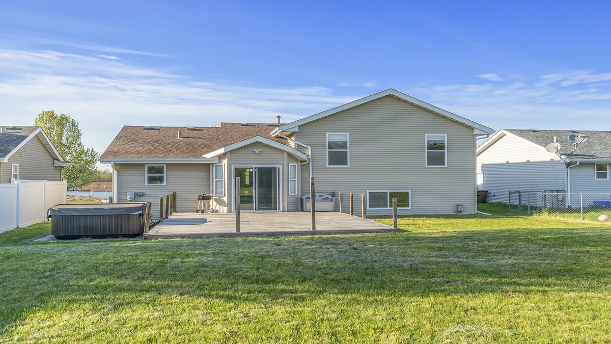 FidelBatresHom1's tweet photo. JUST LISTED📷3133 Holiday Dr | 3 bedrooms | 2 full baths |  Tri-level home | Attached 2.5 car garage | Listed at $235,000 | Don't miss out on the opportunity to make this home yours- schedule a showing today!  Contact Fidel Batres: 815-677-8331 or visit https://t.co/KdI3ds7068 https://t.co/IoFclIvur0