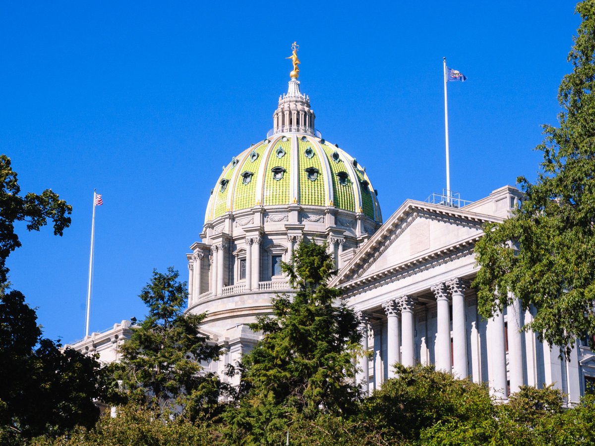 We filed an amicus brief highlighting how Pennsylvania's felony murder law disproportionately targets Black people in support of Derek Lee, a Black man serving a mandatory life without parole (LWOP) sentence for felony murder.
naacpldf.org/press-release/…