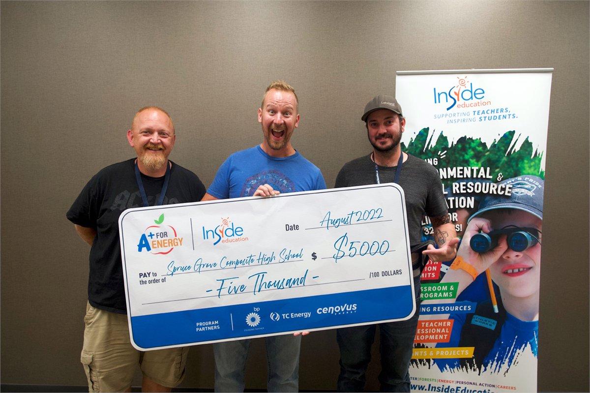 Want to be as happy as the Spruce Grove Composite High School teachers in this picture? 🤔 The deadline to apply for an #aplusforenergy grant is right around the corner (May 12), so click the link below and get your project rolling! ✏️🍎👌 insideeducation.ca/grants/a-for-e…