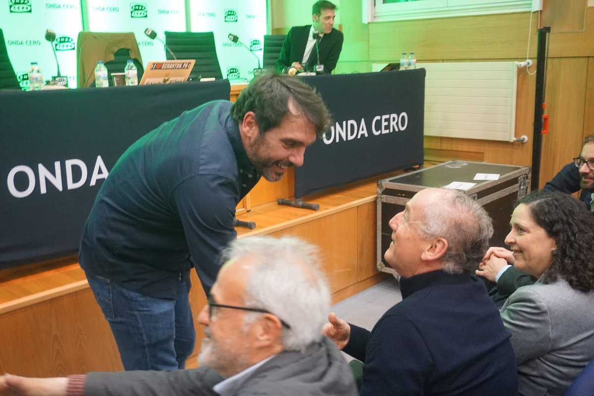 📻 @AlfonsoRuedaGal participó en La @BrujulaOndaCero, que se emitió desde nuestra ciudad Quedó claro que frente a un gobierno del Estado roto con un Pedro Sánchez que solo piensa en sí mismo, Galicia es ejemplo de estabilidad y rigor con un presidente centrado en las personas