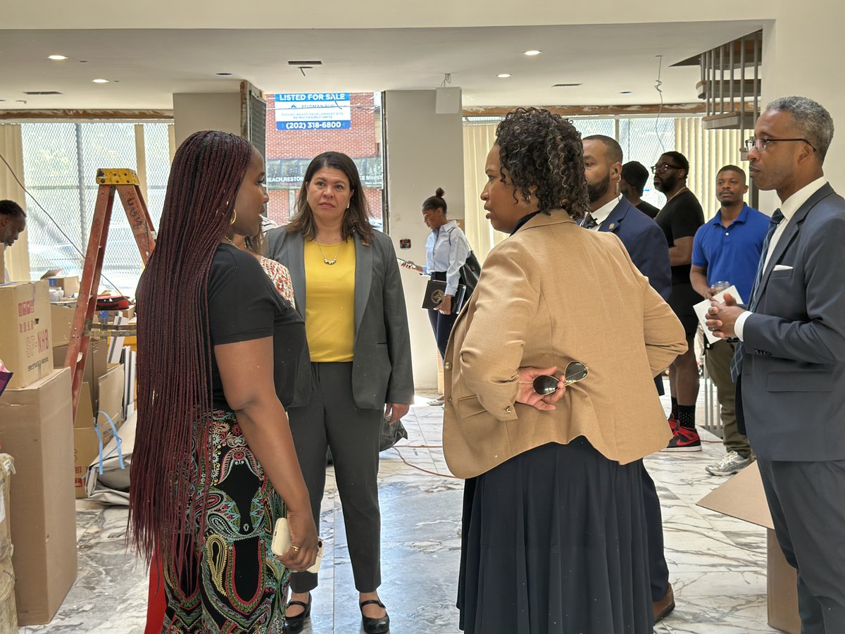 Happy #SmallBusinessWeek! DC is home to a thriving business community thanks to @MayorBowser's investments in programs like Robust Retail. Since 2019, @SmallBizDC has awarded $4 million through this program to support nearly 500 retail establishments across all 8 wards.
