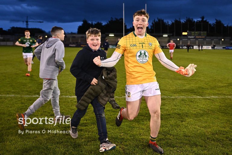 Meath the champions! They beat Louth in tonight’s @EirGrid @gaaleinster U20 Football Championship final at Parnell Park! 📸 @PiarasPOM sportsfile.com/more-images/11…