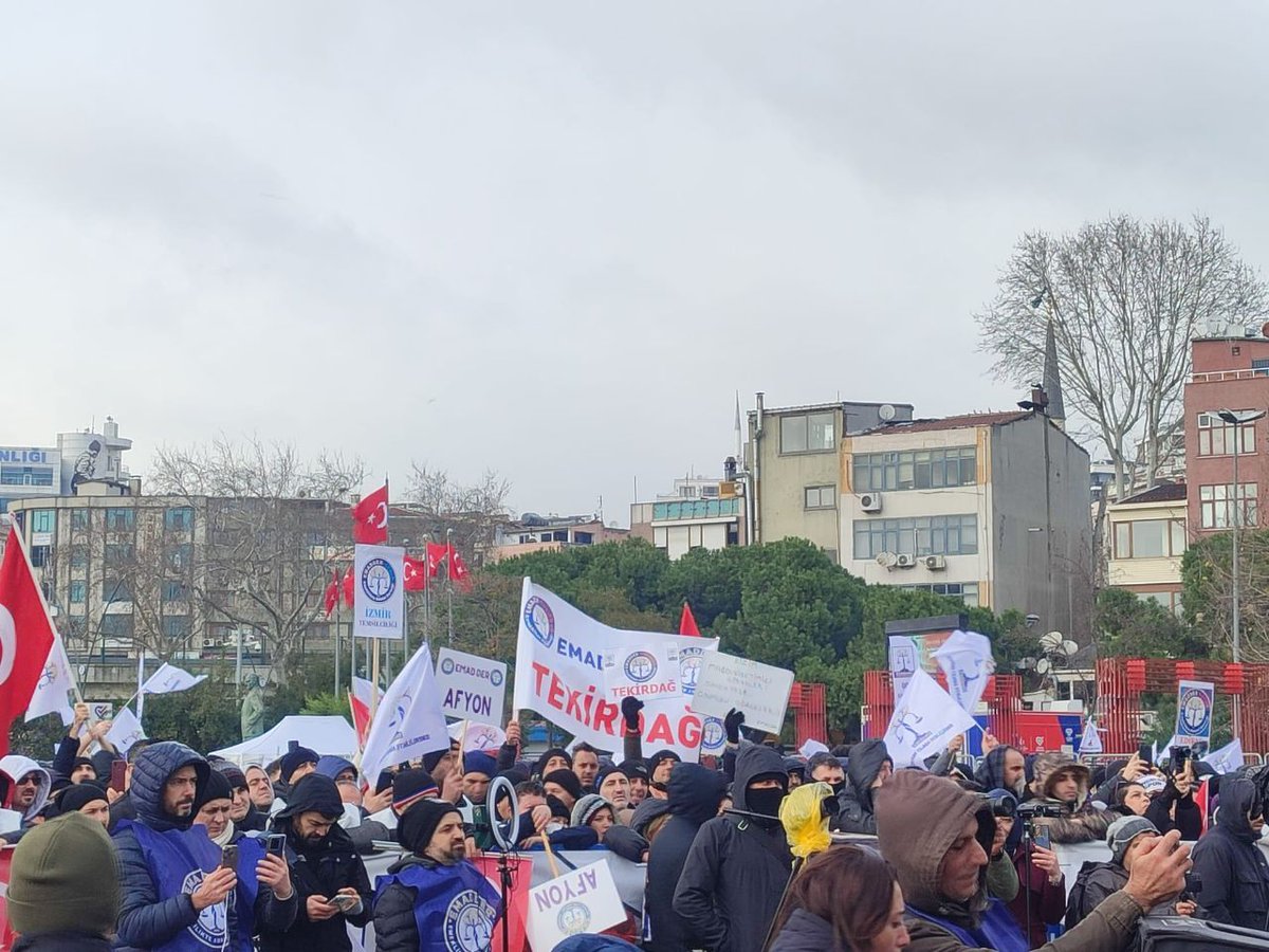 İmtiyaz değil, lütuf değil, hakkımız olanı istiyoruz, aynı yaşta aynı primdeki insanların bir gün milat belirlendi diye 17 yıl farkla emekli edilmesi adalet değildir

#EmadderMecliste