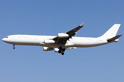 De 4-motorige Airbus A340-300 van de Portugese luchtvaartmaatschappij HiFly waarmee energieminister Tinne Van der Straeten (Groen) vandaag naar Windhoek (Namibië) vloog.