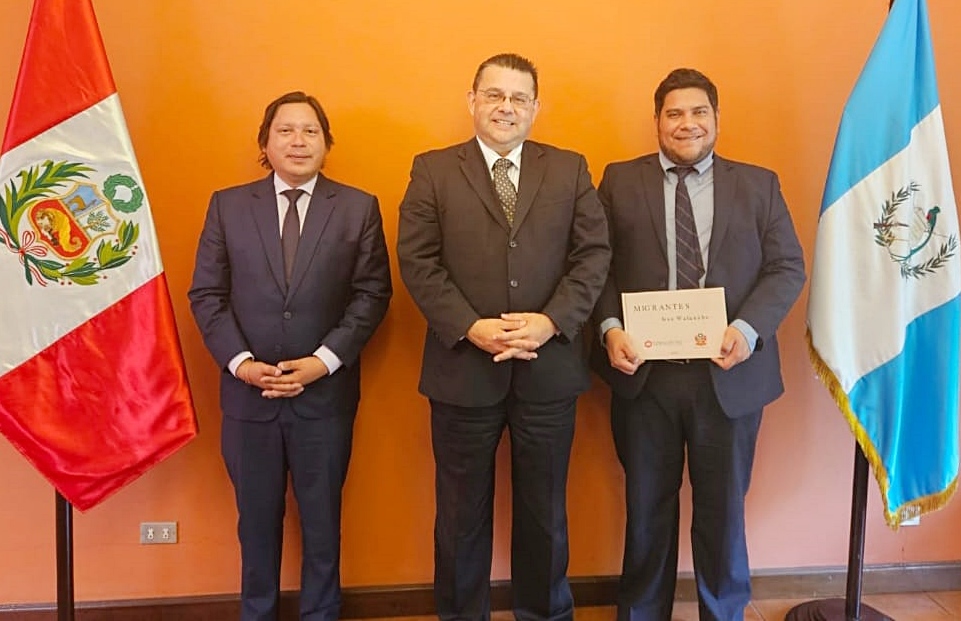 @EmbajadadelPeru Guatemala 🇵🇪🇬🇹 @adopcionesguate representado por el Director General, Lic. Antonio Rafael Campos Olivero, se reunió con el Excelentísimo Embajador de la República del Perú, Jorge Alejandro Raffo Carbajal, y el Cónsul, Eduardo Choroco, Jefe de la Sección 1/1