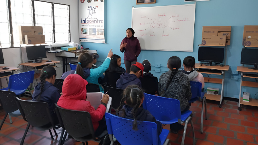 #29Abr | Fundación Infocentro impulsa la formación tecnológica en todo el país 👩‍🏫442 estudiantes de Mérida conocen sobre robótica, Inteligencia Artificial y redes sociales en jornada formativa. Más información➡️tinyurl.com/2s7hefwd #VenezuelaPaísDeEsfuerzoPropio