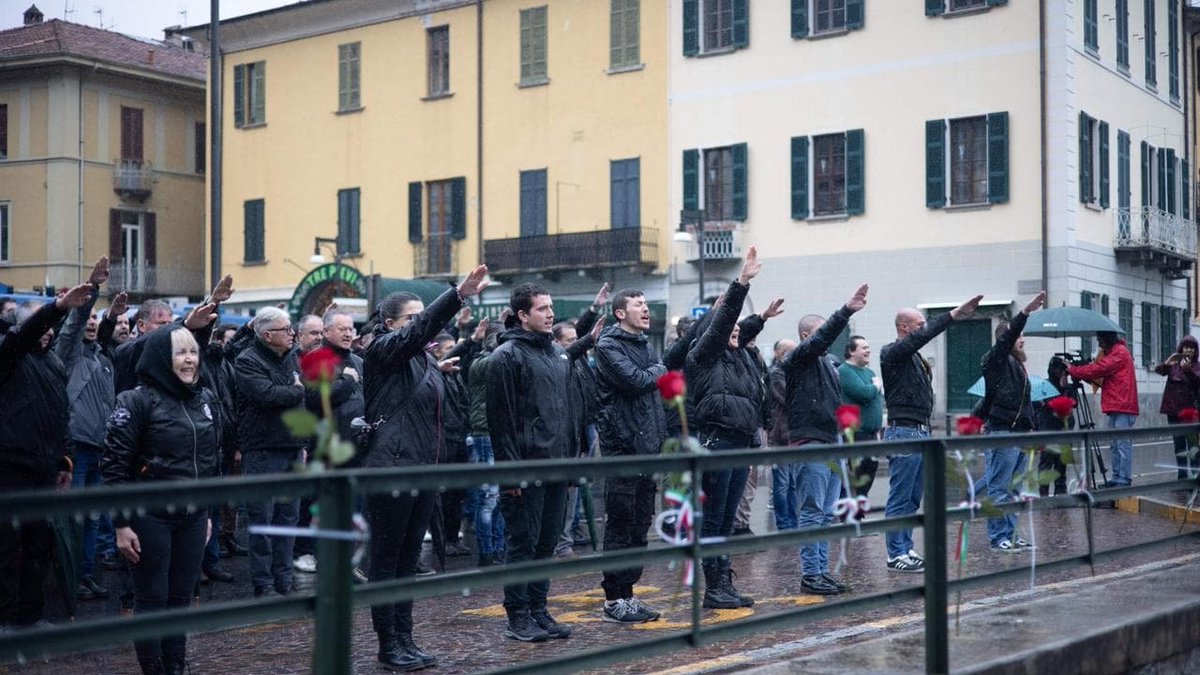 G7, scontri tra manifestanti e polizia in centro a Torino Idranti e lacrimogeni sul corteo di Askatasuna
Gli ambientalisti: 'Il re è nudo, il summit è una presa in giro”. 

Due pesi e due misure. Vietato dimostrare. Permessi i saluti fascisti.