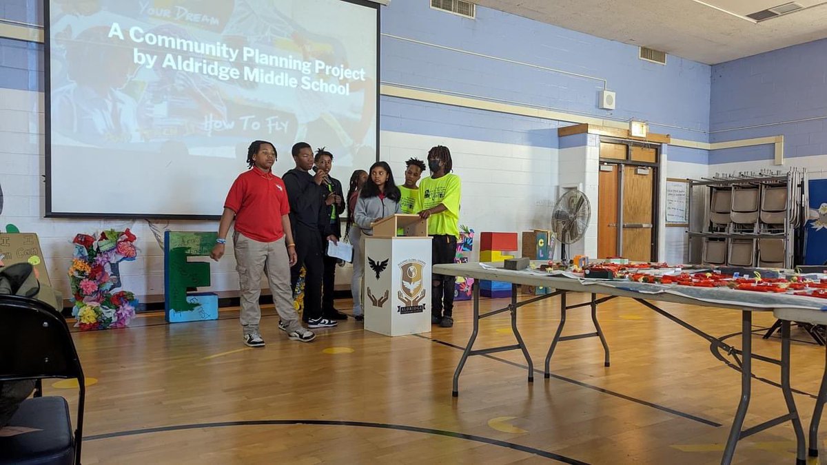 Cheryl Johnson @pcrchi led an inspiring day with students & community leaders last Thursday! Joined by the #MWRD's Jennie Harrel, they celebrated art's importance with Principal Afua Agyeman-Badu & artist Damon Reed, unveiling a new mural at Aldridge Elementary @ChiPubSchools