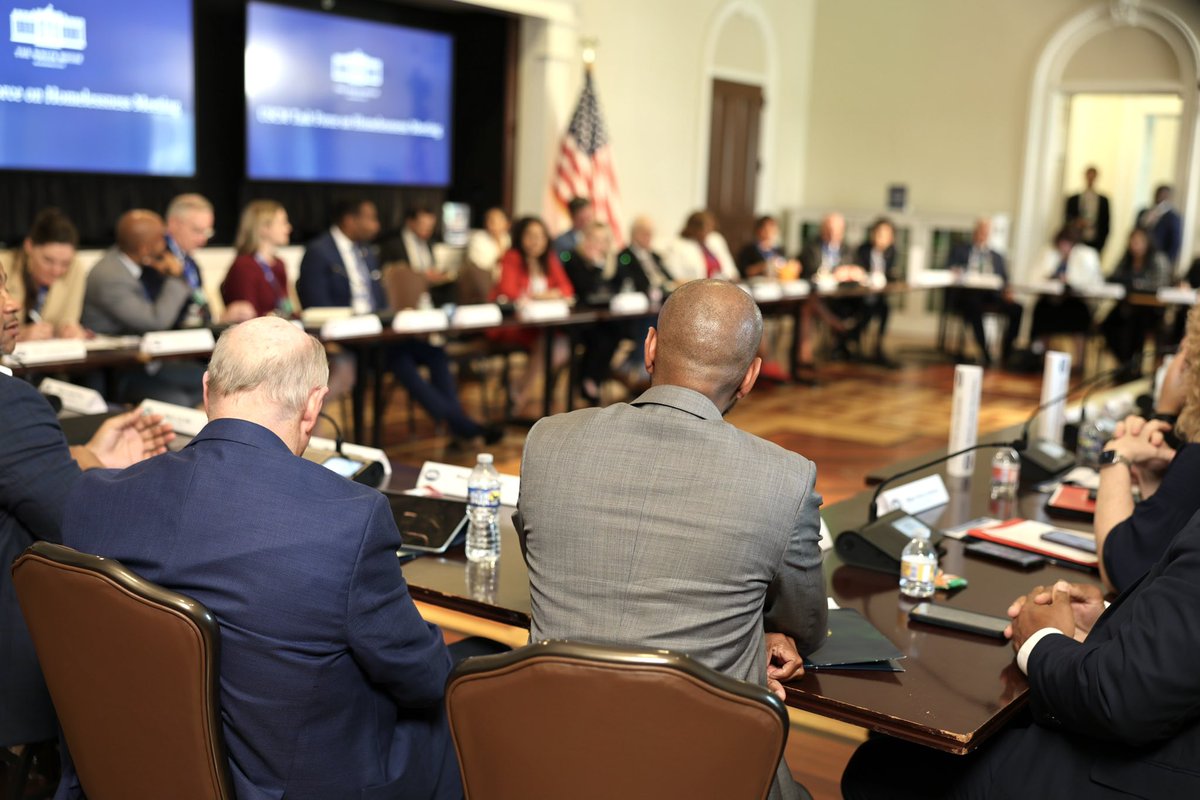 Thanks to @WhiteHouseIGA46, @WHCOS, @NeeraTanden46, @SecVetAffairs and @ShalandaYoung46 for meeting with our delegation of nearly 50 mayors today to discuss the federal solutions we need to increase access to affordable housing.