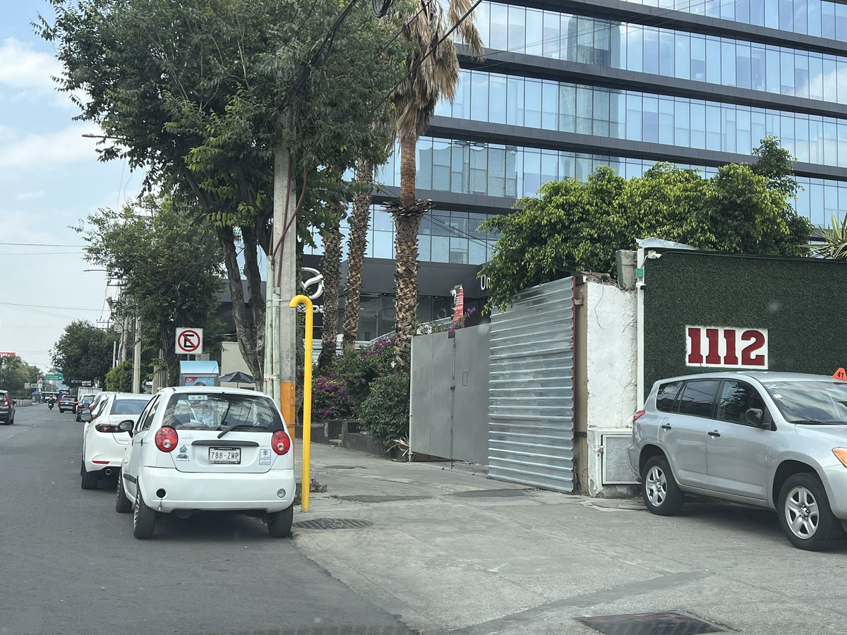 Universidad 1112 hacia eje 8, carros estacionados en lugar prohibido 
<a href="/UCS_GCDMX/">Unidad de Contacto del Secretario SSC CDMX</a> <a href="/BJAlcaldia/">Alcaldía de Benito Juárez</a>