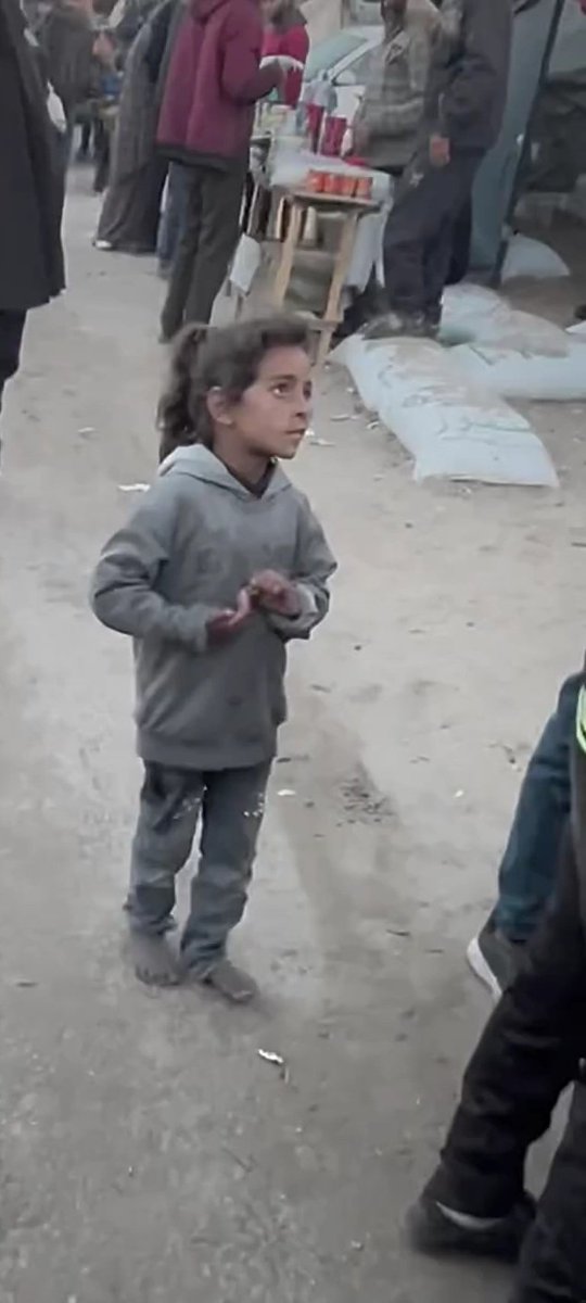 هذه الطفلة المسكينة تخرج حافية القدمين لتطلب من الناس المال لتشتري اكل 💔 من عيونها تفهم حجم معاناتها 💔💔💔#غزة