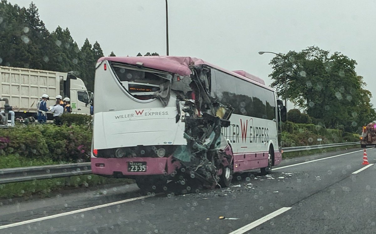 東北道下り、黒磯板室ICあたりで事故。どうなったらこんな壊れ方になるの...？？