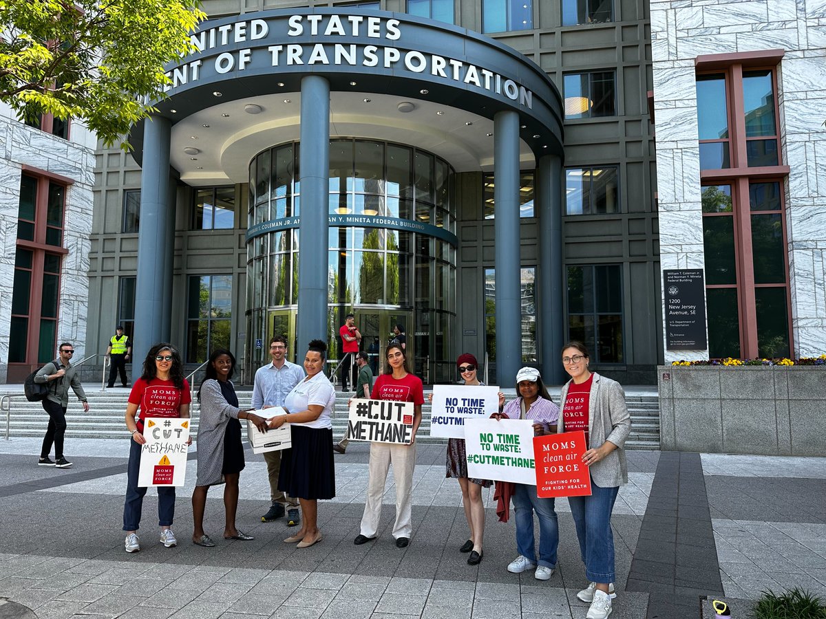 Today 📢 @EnvDefenseFund + partners hand delivered over 85K petition signatures to @USDOT calling for @PHMSA_DOT to finalize stronger standards that #CutMethane leaks from pipelines.

This is a powerful chance for @SecretaryPete to protect communities + deliver a climate win.